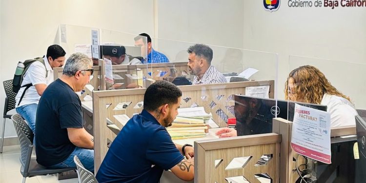 ESTUDIANTES DE ENFERMERÍA DE LA UABCS PARTICIPAN EN JORNADA NACIONAL DE VACUNACIÓN EN LA PAZ