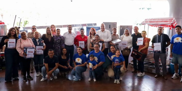 ENTREGA GOBIERNO DEL ESTADO APOYOS Y CONSTANCIAS A BENEFICIARIOS DE PROGRAMAS DE EMPLEO Y EMPRENDIMIENTO