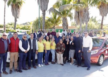 ENTREGA GOBERNADOR VÍCTOR CASTRO APOYOS EDUCATIVOS, SOCIALES Y VIVIENDA EN SANTIAGO