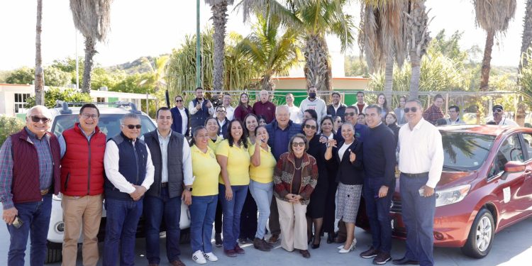 ENTREGA GOBERNADOR VÍCTOR CASTRO APOYOS EDUCATIVOS, SOCIALES Y VIVIENDA EN SANTIAGO