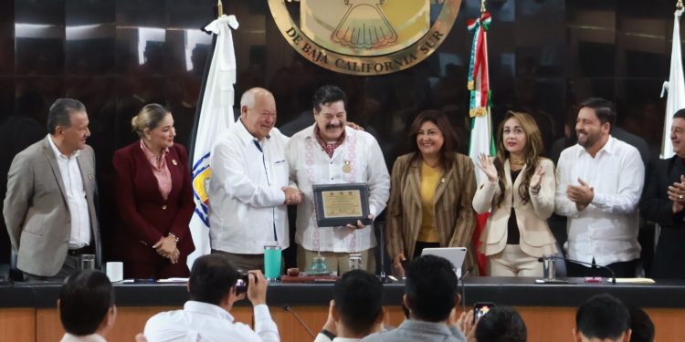 PRESIDE GOBERNADOR CEREMONIA DE ENTREGA DE LA MEDALLA AL MÉRITO ARTÍSTICO Y CULTURAL A ENOC LEAÑO