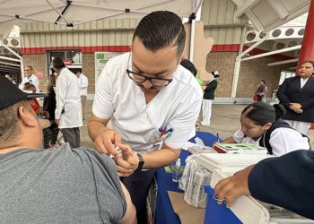 ESTUDIANTES DE ENFERMERÍA DE LA UABCS PARTICIPAN EN JORNADA NACIONAL DE VACUNACIÓN EN LA PAZ