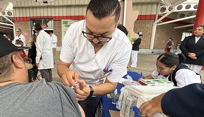 ESTUDIANTES DE ENFERMERÍA DE LA UABCS PARTICIPAN EN JORNADA NACIONAL DE VACUNACIÓN EN LA PAZ