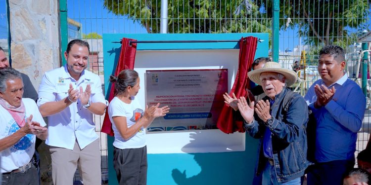 ALCALDE ENTREGA PAVIMENTACIÓN INTEGRAL CON CONCRETO HIDRÁULICO EN LA COLONIA LEONARDO GASTÉLUM