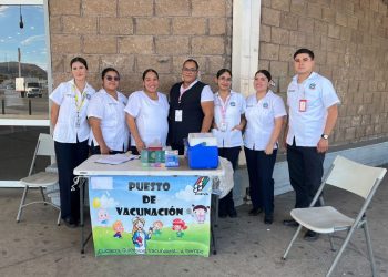 ESTUDIANTES DE ENFERMERÍA DE LA UABCS PARTICIPAN EN JORNADA NACIONAL DE VACUNACIÓN EN LA PAZ