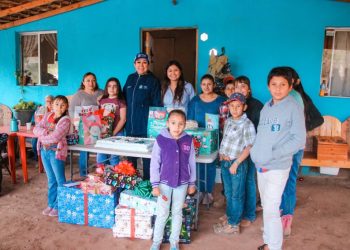 DIF MULEGÉ ATIENDE LAS CARTITAS NAVIDEÑAS DE LA NIÑEZ DE LA SIERRA