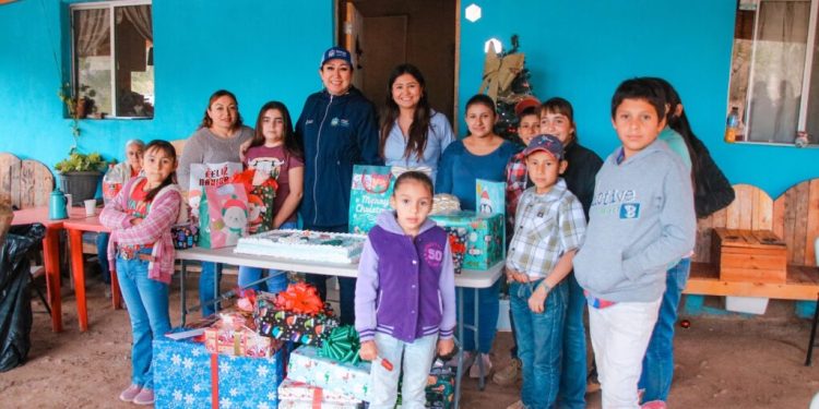 DIF MULEGÉ ATIENDE LAS CARTITAS NAVIDEÑAS DE LA NIÑEZ DE LA SIERRA