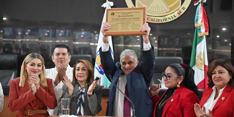 RECONOCE CONGRESO DE BCS LA TRAYECTORIA HUMANISTA Y ACADÉMICA DEL DR. JORGE ALBERTO VALE SÁNCHEZ