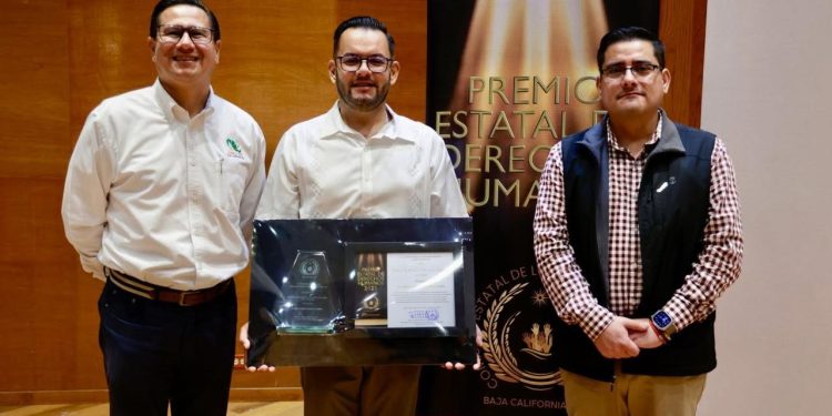 RECONOCE COLEGIO DE ESTUDIOS CIENTÍFICOS Y TECNOLÓGICOS DE BCS A DOCENTE QUE DESTACÓ EN EL PREMIO ESTATAL DE DERECHOS HUMANOS 2025