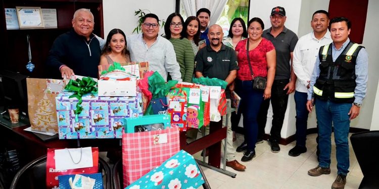 ENTREGA DELEGACIÓN DE CABO SAN LUCAS JUGUETES A NIÑAS Y NIÑOS DE LA COMUNIDAD DE LOS POZOS