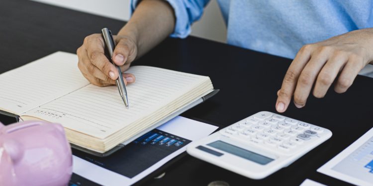 ECONOMISTA DE LA UABCS COMPARTE RECOMENDACIONES DE CULTURA FINANCIERA PARA CUIDAR LOS GASTOS DURANTE LA TEMPORADA DECEMBRINA