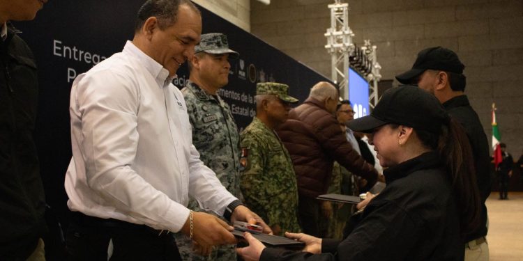 RECIBEN RECONOCIMIENTO AGENTES DE INVESTIGACIÓN CRIMINAL DE LA PGJE POR PERSEVERANCIA EN EL SERVICIO Y AL MÉRITO POLICIAL