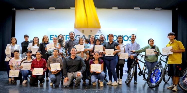 REALIZA DELEGADA KARINA DE LA O RECORRIDO PARA FORTALECER SEGURIDAD EN COLONIA EL CARIBE