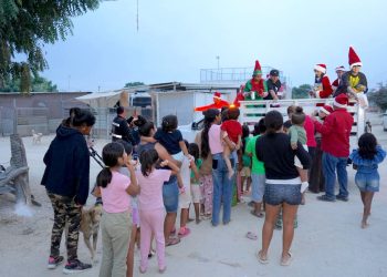 REPARTEN CHRISTIAN AGÚNDEZ, SOL DELGADO, KARINA DE LA O Y ALEMÁN JUGUETES EN DIVERSAS COLONIAS DE CABO SAN LUCAS