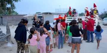 REPARTEN CHRISTIAN AGÚNDEZ, SOL DELGADO, KARINA DE LA O Y ALEMÁN JUGUETES EN DIVERSAS COLONIAS DE CABO SAN LUCAS