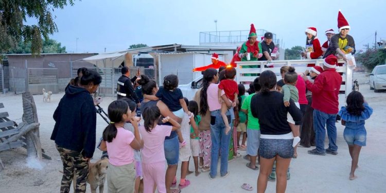 REPARTEN CHRISTIAN AGÚNDEZ, SOL DELGADO, KARINA DE LA O Y ALEMÁN JUGUETES EN DIVERSAS COLONIAS DE CABO SAN LUCAS