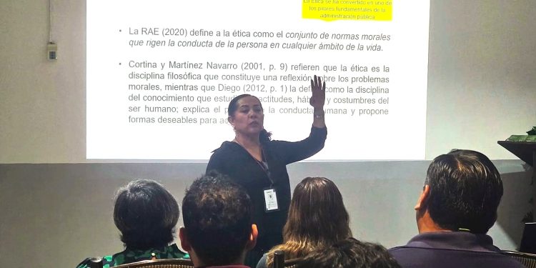 ESTUDIANTES DE ENFERMERÍA DE LA UABCS PARTICIPAN EN JORNADA NACIONAL DE VACUNACIÓN EN LA PAZ