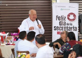 RECONOCE GOBERNADOR VÍCTOR CASTRO LABOR DE SECRETARIAS DE LA SECRETARÍA DE SALUD