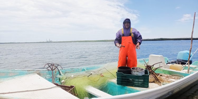 ESTUDIANTES DE ENFERMERÍA DE LA UABCS PARTICIPAN EN JORNADA NACIONAL DE VACUNACIÓN EN LA PAZ