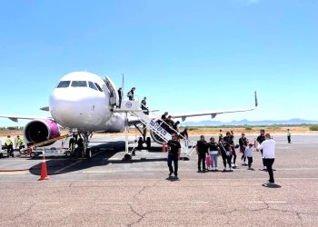 GOBERNADOR VÍCTOR CASTRO ACUDE AL 51 ANIVERSARIO DE LA PROMULGACIÓN DE LA CONSTITUCIÓN POLÍTICA DE BCS