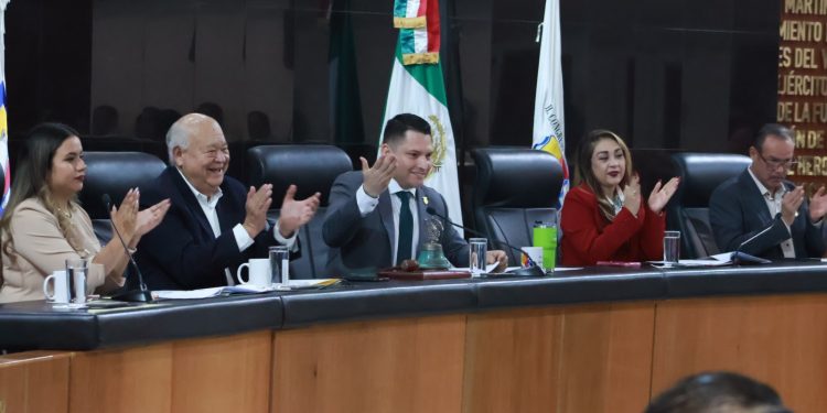 GOBERNADOR VÍCTOR CASTRO ACUDE AL 51 ANIVERSARIO DE LA PROMULGACIÓN DE LA CONSTITUCIÓN POLÍTICA DE BCS