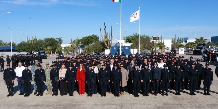 ENCABEZA GOBERNADOR VÍCTOR CASTRO EL EGRESO DE 176 POLICÍAS QUE REFORZARÁN LA SEGURIDAD EN BCS