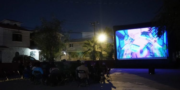 PROGRAMA CINE MÓVIL ACERCA EL SÉPTIMO ARTE A FAMILIAS DE LA COLONIA EL ARENAL, EN CABO SAN LUCAS