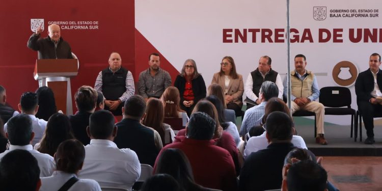 GOBERNADOR VÍCTOR CASTRO REFRENDA SU  COMPROMISO CON SERVIDORES PÚBLICOS DE BCS