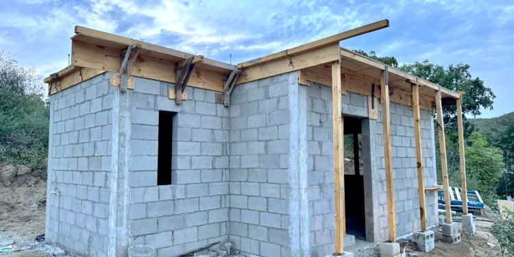 SUPERVISAN AVANCES DE PIES DE CASA Y ESTUFAS ECOLÓGICAS EN ZONA RURAL DE CABO SAN LUCAS