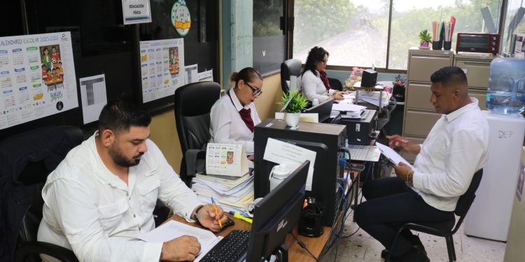 GOBERNADOR VÍCTOR CASTRO ACUDE AL 51 ANIVERSARIO DE LA PROMULGACIÓN DE LA CONSTITUCIÓN POLÍTICA DE BCS