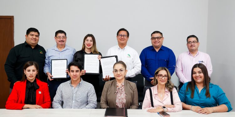 ALUMNADO DE LA UABCS APOYA LABORES DE  PROTECCIÓN CIVIL DURANTE EL CARNAVAL DE LA PAZ