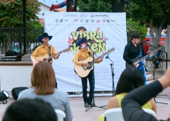 ALUMNADO DE LA UABCS APOYA LABORES DE  PROTECCIÓN CIVIL DURANTE EL CARNAVAL DE LA PAZ