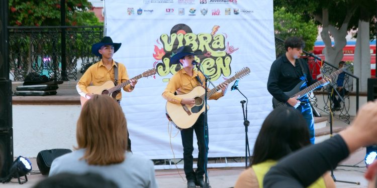 ALUMNADO DE LA UABCS APOYA LABORES DE PROTECCIÓN CIVIL DURANTE EL CARNAVAL DE LA PAZ
