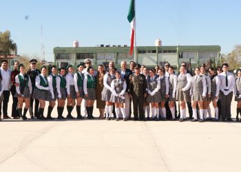ENCABEZA GOBERNADOR VÍCTOR CASTRO CONMEMORACIÓN DEL DÍA DE LA BANDERA