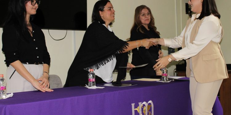 UNIVERSIDAD MUNDIAL ENTREGÓ TÍTULOS A NUEVOS PROFESIONISTAS