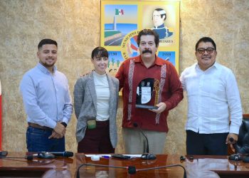 ENTREGAN RECONOCIMIENTO AL ACTOR SUDCALIFORNIANO ENOC LEAÑO EN EL MARCO DE LA SEMANA DEL CINE EN LOS CABOS