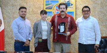 ENTREGAN RECONOCIMIENTO AL ACTOR SUDCALIFORNIANO ENOC LEAÑO EN EL MARCO DE LA SEMANA DEL CINE EN LOS CABOS