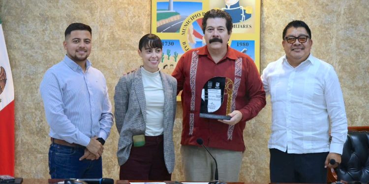 ENTREGAN RECONOCIMIENTO AL ACTOR SUDCALIFORNIANO ENOC LEAÑO EN EL MARCO DE LA SEMANA DEL CINE EN LOS CABOS