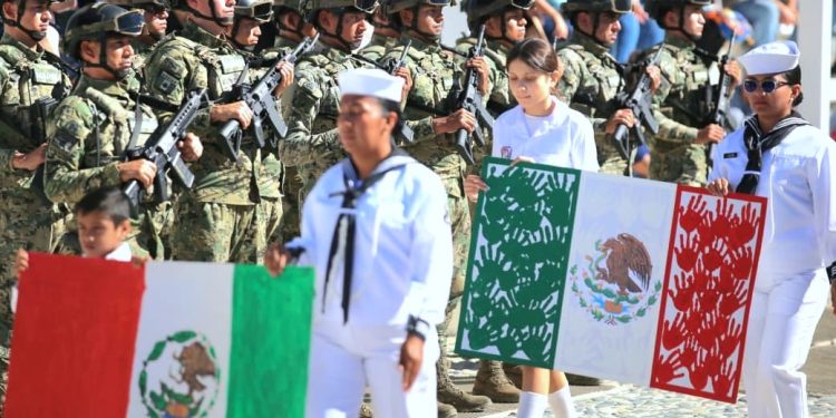 CON MENSAJE DE UNIDAD Y SOBERANÍA CONMEMORA AYUNTAMIENTO DE LOS CABOS EL DÍA DE LA BANDERA
