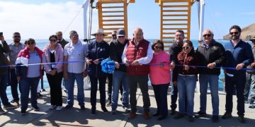 CUMPLE GOBERNADOR VMCC COMPROMISO CON HABITANTES DE ISLA NATIVIDAD AL ENTREGAR BARCAZA Y CAMIÓN RECOLECTOR