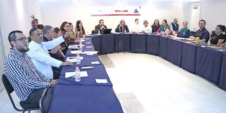 ALUMNADO DE LA UABCS APOYA LABORES DE PROTECCIÓN CIVIL DURANTE EL CARNAVAL DE LA PAZ