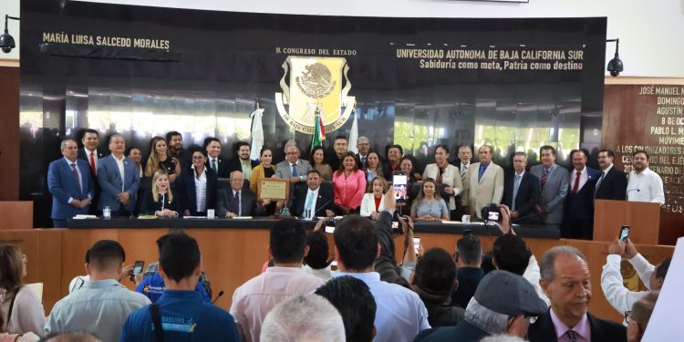 ACUDE GOBERNADOR A DEVELACIÓN DEL NOMBRE Y LEMA DE LA UABCS EN EL CONGRESO DEL ESTADO