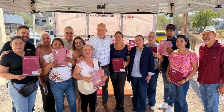 ENTREGA VÍCTOR CASTRO VIVIENDAS A FAMILIAS DE MULEGÉ Y ANUNCIA OBRAS PRIORITARIAS