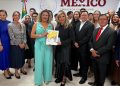 GOBIERNO DE LOS CABOS OBSEQUIA OBRA DE ARTISTA SUDCALIFORNIANA A LA EMBAJADORA DE PANAMÁ