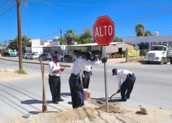 INICIA INSTALACIÓN DE SEÑALÉTICA VIAL EN PUNTOS DE MAYOR FLUJO VEHICULAR EN LOS CABOS