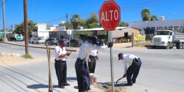 INICIA INSTALACIÓN DE SEÑALÉTICA VIAL EN PUNTOS DE MAYOR FLUJO VEHICULAR EN LOS CABOS