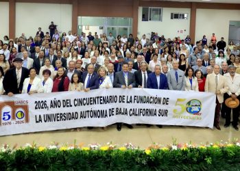 UABCS CELEBRA HISTÓRICA CEREMONIA EN SU 50 ANIVERSARIO, ENTREGANDO TÍTULOS A EGRESADOS DE SU PRIMERA GENERACION