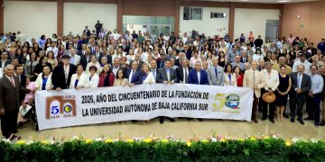 UABCS CELEBRA HISTÓRICA CEREMONIA EN SU 50 ANIVERSARIO, ENTREGANDO TÍTULOS A EGRESADOS DE SU PRIMERA GENERACION