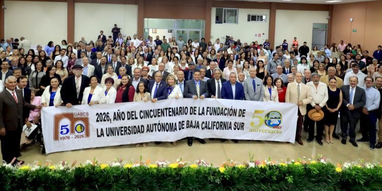 UABCS CELEBRA HISTÓRICA CEREMONIA EN SU 50 ANIVERSARIO, ENTREGANDO TÍTULOS A EGRESADOS DE SU PRIMERA GENERACION
