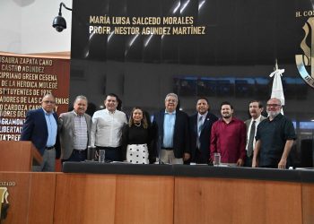 EN RECONOCIMIENTO A SUS APORTES DEVELA PODER LEGISLATIVO LETRAS DORADAS DE NÉSTOR AGÚNDEZ MARTINEZ